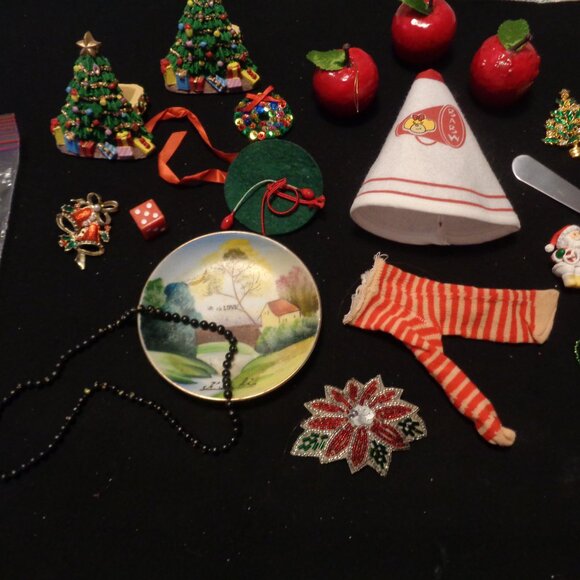 JUNK DRAWER VINTAGE CHRISTMAS DOLL HOLDERS JEWELRY BEADS ETC. LOT - Picture 9 of 10